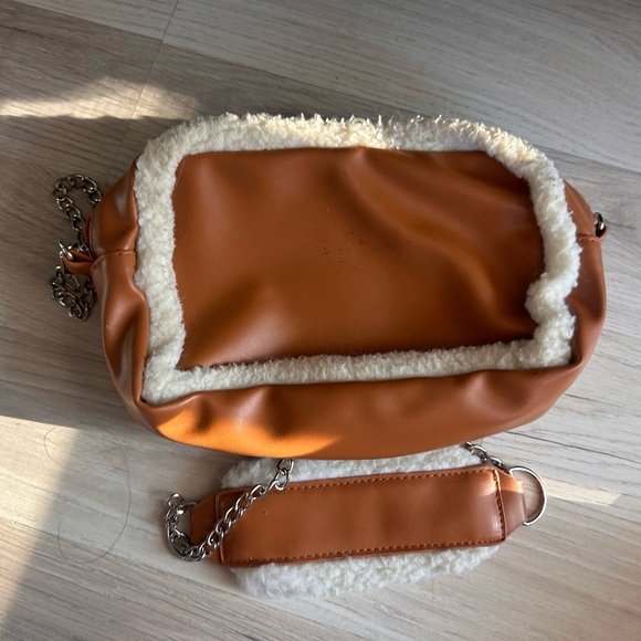 ASOS Tan Faux Leather Crossbody Bag with Chain and Shearling Trim - Picture 2 of 3